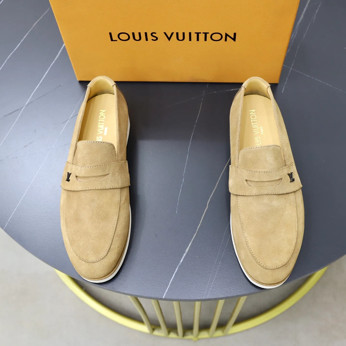 Ex-factory price: 442💰🙅‍♂️🙅‍♂️🙅‍♂️ Brand: LV Louis Vuitton Standard code: 38-44 (45 customized) Grade: Same as the official website Material: Original cow suede material stitching Comfortable and breathable cowhide lining Lightweight wear-resistant foam outsole Style category: Men's fashionable casual shoes Running sports shoes Distinguished luxury brand elements Top luxury color: actual picture color